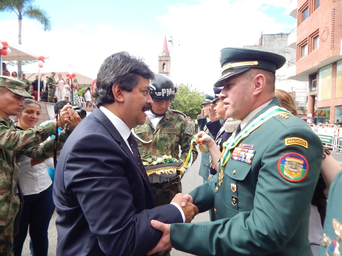 Luego de los actos protocolarios se hicieron las respectivas condecoraciones.